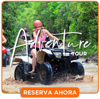 Turistas divirtiendose en atv en la jungla de Cancun